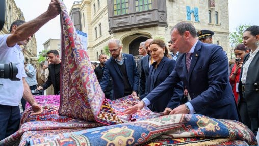أذربيجان: صاحبة الأميرة للا حسناء تزور بباكو المهرجان الدولي للسجاد