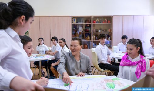 الأميرة للا حسناء تزور بباكو المؤسسة التعليمية ‘المجمع التربوي 132–134’