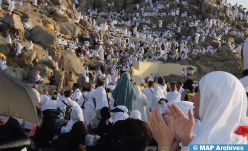 حجاج بيت الله الحرام يواصلون التوافد إلى ‘عرفات’ لأداء ركن الحج الأعظم