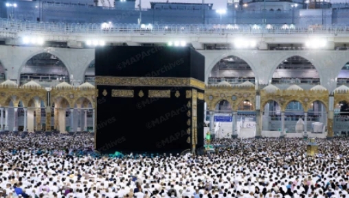 تثبيت كسوة الكعبة الجديدة على الجهات الأربع مع مطلع العام الهجري