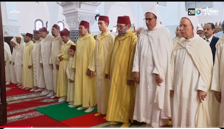 فيديو: أمير المؤمنين يؤدي صلاة عيد الأضحى بمسجد الحسن الثاني بتطوان ويتقبل التهاني بهذه المناسبة