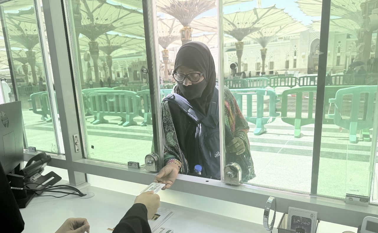 “الشؤون الإسلامية” بالمدينة تُكثّف جهودها التوعوية والإرشادية عبر “المركز الشامل” بساحات الحرم النبوي الشريف