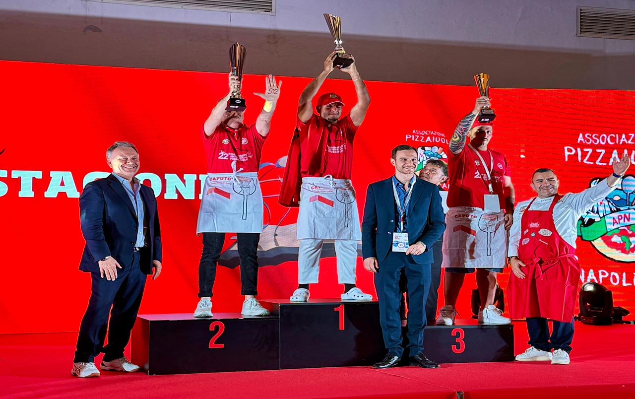 المغربي أيوب عياش يتوج بلقب أفضل صانع بيتزا في العالم بنابولي