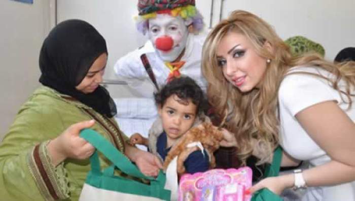 ملكة جمال العرب تدخل الفرحة لقلوب الأطفال بمستشفى بالبيضاء