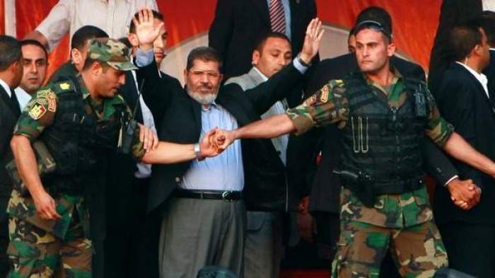 أخطاء قاتلة أنهت حكم مرسي و”الإخوان” في عام واحد