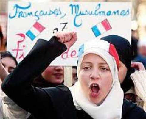 وزير الداخلية الفرنسي يعترف بتنامي العنف ضد المسلمين بفرنسا