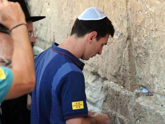 الفيسبوكيون يقارنون بين ميسي الباكي على حائط البُراق ورونالدو الداعم لأطفال فلسطين