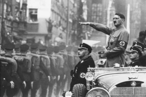 بالفيديو…سيارة تدهس هتلر ، فكيف سوف نفسر ذلك