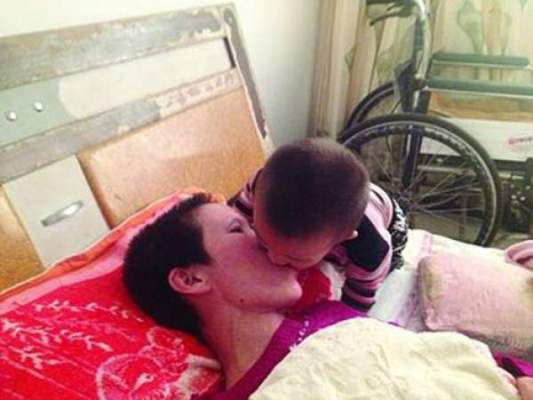 ديلي ميل: بالصور…طفل يمضغ الطعام ويضعه في فم أمه المصابة بالشلل