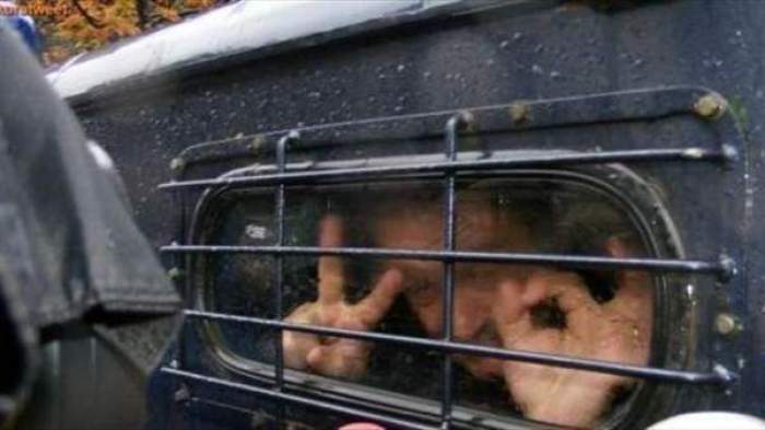 بالصورة ..رئيس ستيوا يتوقع نتيجة مباراة تشيلسي وهو في السجن!
