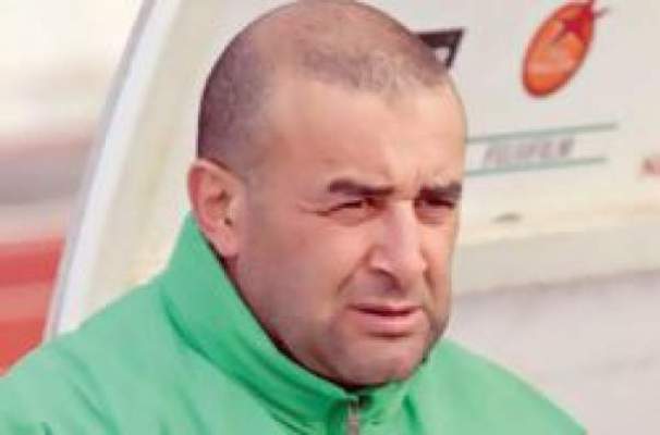 مدرب جزائري يرغب في تدريب الاسود