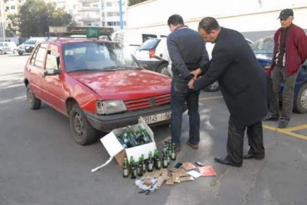 بالصور: اعتقال سائق طاكسي يتاجر في المخدرات والكحول أثناء ممارسة عمله بالدار البيضاء