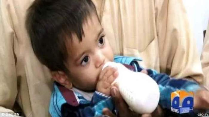 بالفيديو: طفل باكستاني عمره 9 أشهر متهم بالتآمر ضد قوات الشرطة