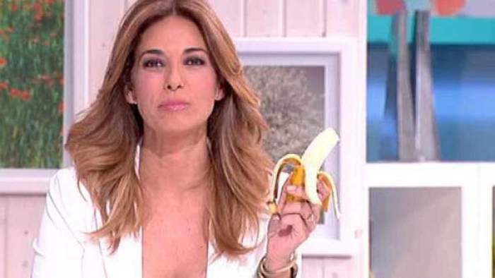 مذيعة إسبانية تأكل موزة على الهواء دعماً لـ”ألفيس”