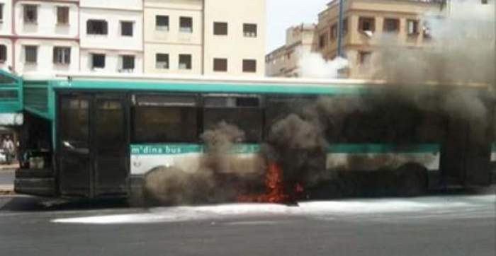 عاجل…هلع في البيضاء بسبب حريق مفاجئ بإحدى الحافلات