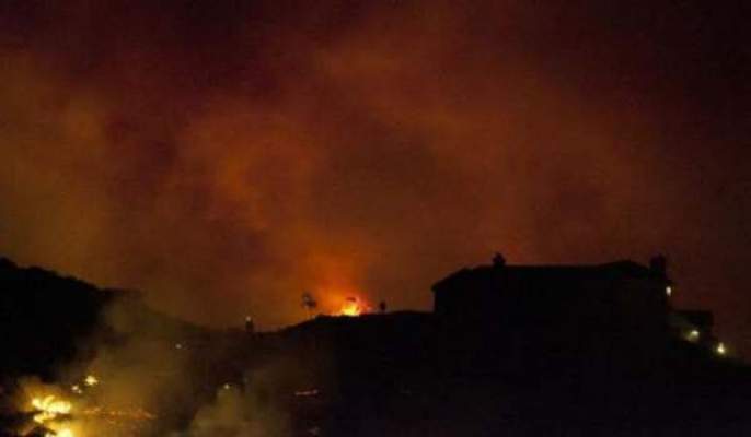 حرائق كبيرة تهدد من المنازل في كاليفورنيا