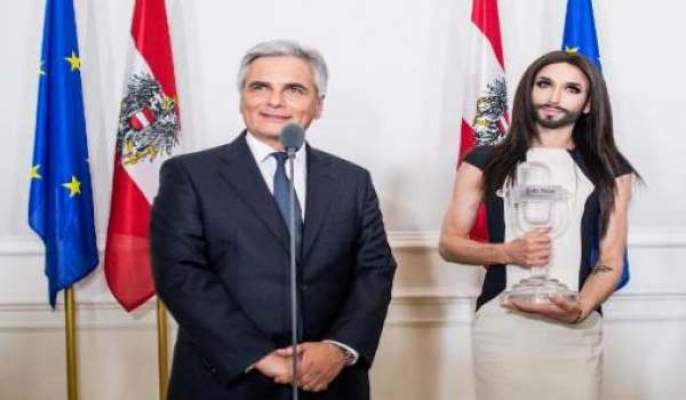 الالاف في فيينا يحتفلون بالمغني المتشبه