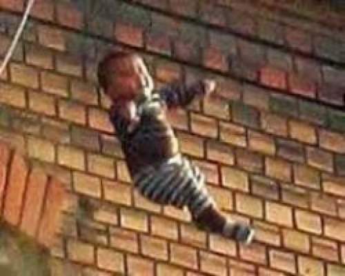 سيدة ترمي بطفل جارتها من الطابق الرابع بعد أن وجهت له 15 طعنة