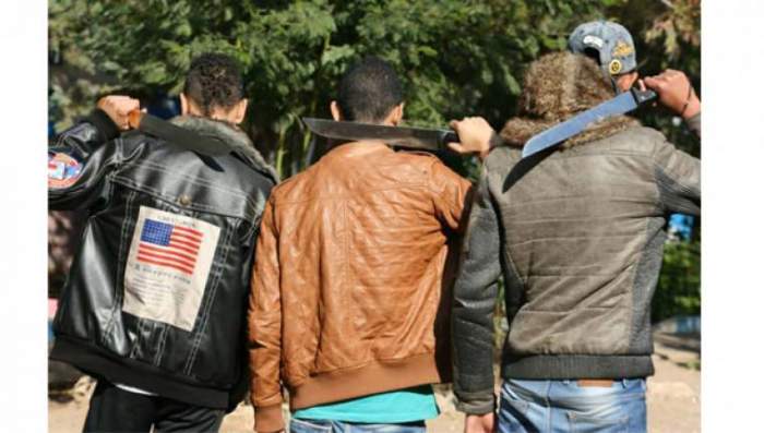 مشرملين مدججين بالسيوف يهاجمون سيارة للشرطة بمدينة برشيد‎