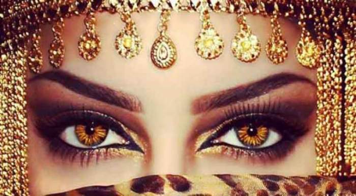 صور.. فاتنة عمانية تأسر العالم بجمال عينيها