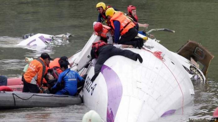 فرق الإنقاذ تواصل البحث عن 12 مفقودا في حادث سقوط طائرة في تايوان