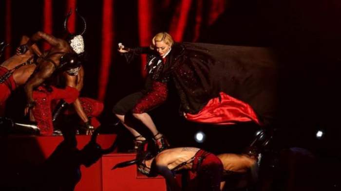 بالفيديو والصور: فستان مادونا يسقطها أرضاً في حفل Brit Awards 2015