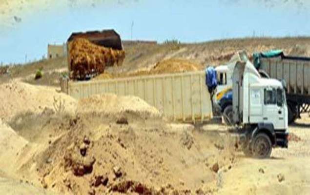 ضبط شاحنة محملة برمال مسروقة بحد السوالم
