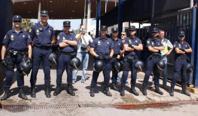 الحرس  المدني الإسباني يفكك شبكة لتهريب الأسلحة النارية من 7 أفراد